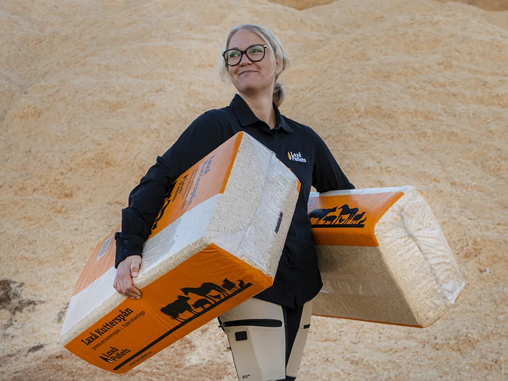 Jennie is carrying lightweight premium shavings